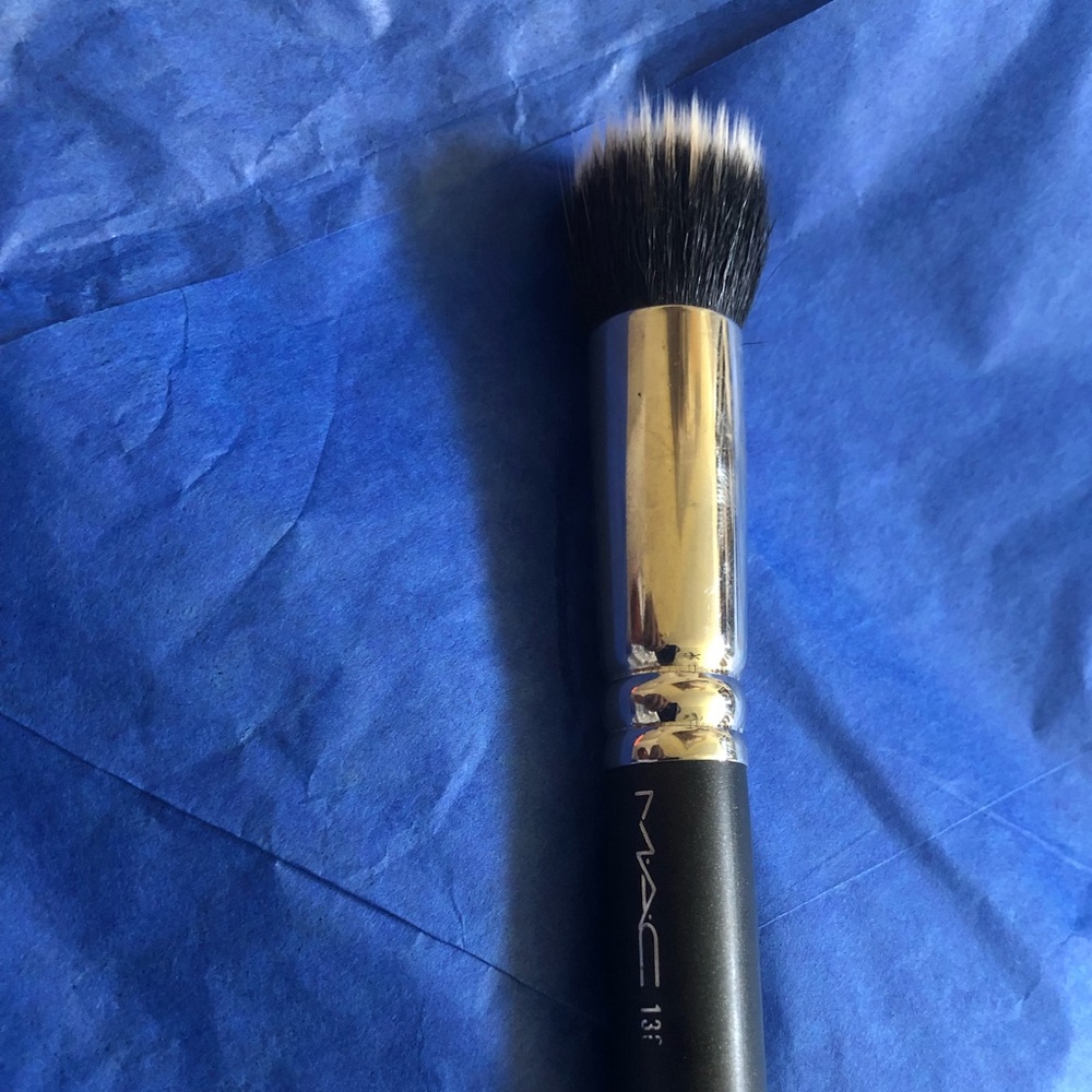 circular large stipple brush, applies and blends face powders, liquids & creams.